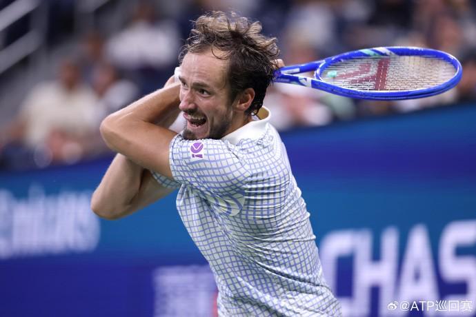 IM电竞官网-前赛会冠军梅德韦杰夫2-3不敌邦齐，惨遭美网一轮游