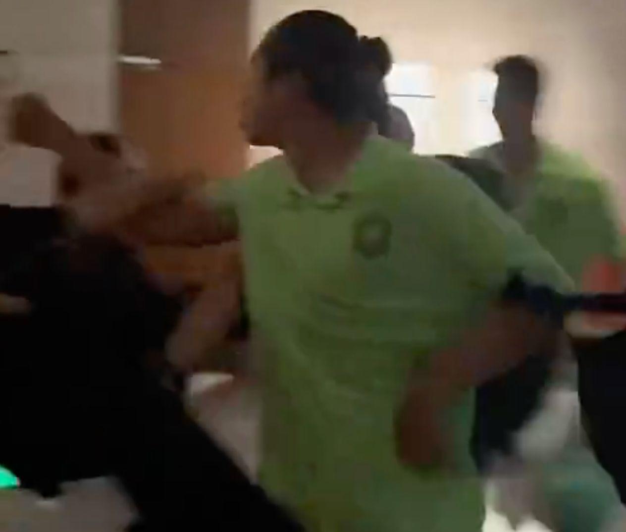 IM电竞官方网站-国安球迷怒冲酒店！张玉宁发飙+怒怼：我们不想踢好？哔哔啥啊？