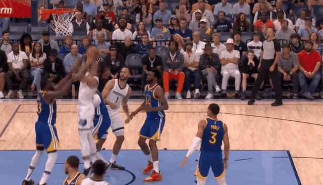 IM电竞APP-多次判罚引发争议 灰熊勇士的江湖恩怨未完待续