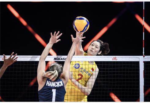 IM电竞-中国旗手偏爱“大高个” 1米98的朱婷是不是稳了?