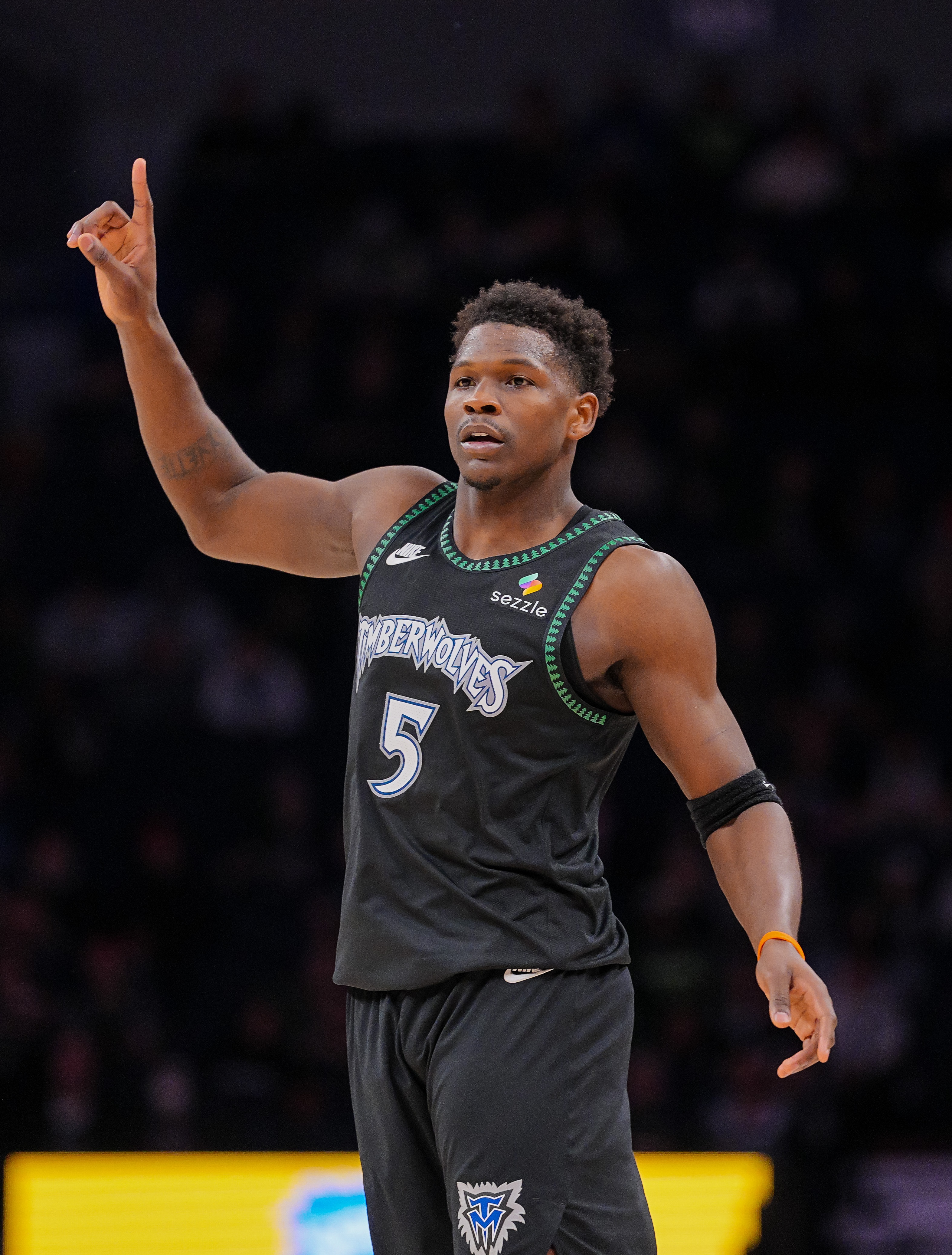 IM电竞APP-攻防俱佳!爱德华兹半场13中8&三分5中3 砍下21分并有4次抢断